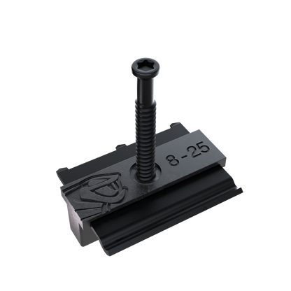 Vis de fixation noire en métal avec filetage et inscription "8-25" sur le côté, posée sur fond blanc.